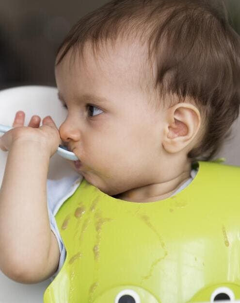 adorable bébé autonomie pour manger nourriture chez nounou