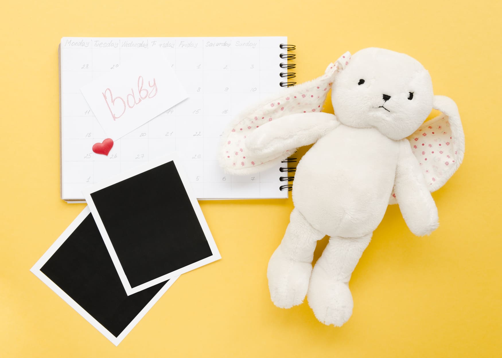 1 Trouver une assistante maternelle, pas babysitter ni nounou. Le doudou est un objet transitionnel qui permet à l'enfant de se sentir en sécurité et rassuré dans des situations nouvelles ou stressantes. Il a une valeur affective et émotionnelle importante pour l'enfant, et il est donc important de respecter son attachement à cet objet. Encourager l'enfant à se séparer de son doudou progressivement peut l'aider à développer son autonomie tout en conservant une source de réconfort.