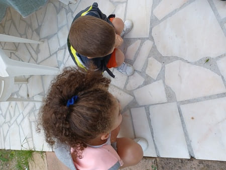 En tant qu'assistante maternelle, je suis convaincue que la nature est un excellent terrain de jeu et d'apprentissage pour les enfants. C'est pourquoi j'aime organiser des sorties dans le jardin pour permettre aux enfants de découvrir les petites bêtes et la faune qui les entourent.