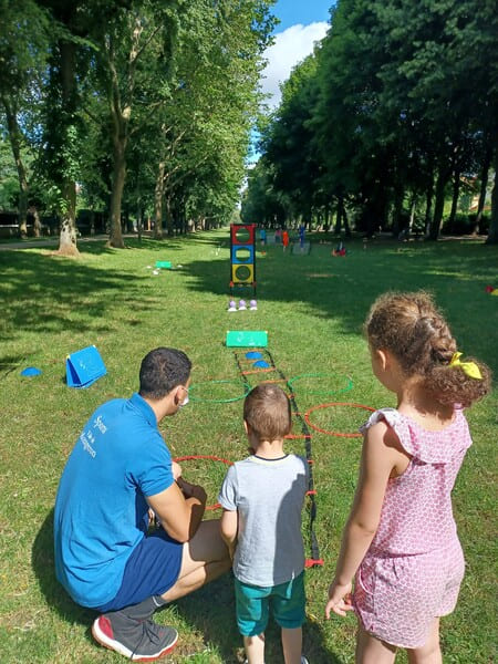 Durant les grandes vacances, la ville de Montgeron propose des activités variées sur la pelouse. En tant qu'assistante maternelle, j'accompagne les enfants que j'accueille à ces différentes activités.