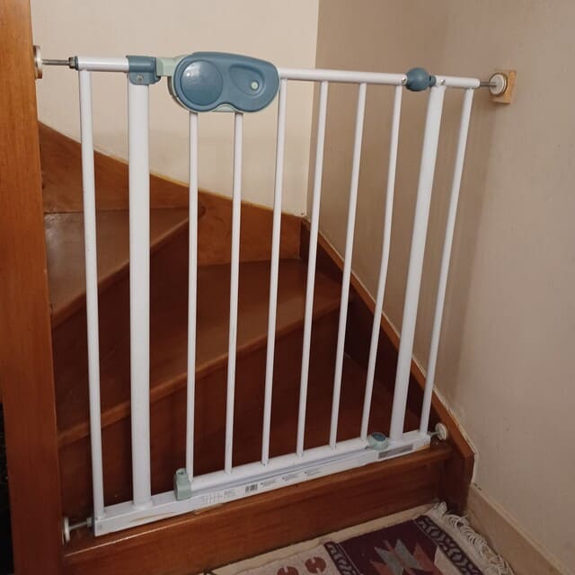 Escalier bien sécurisé avec barrière de sécurité nounou garde enfant bon environnement plein d’expériences.