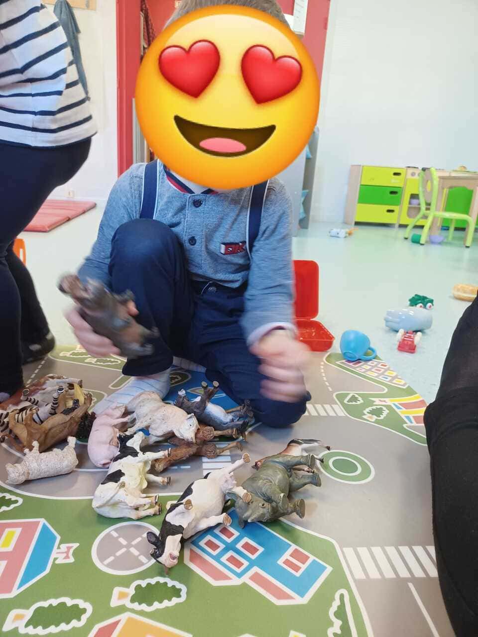 Mon plan d'accueil se concentre sur l'encouragement de l'autonomie de l'enfant en le plaçant comme protagoniste dans les activités quotidiennes, en utilisant le jeu libre comme moyen d'apprentissage plutôt que de jouer simplement pour apprendre. Les jeux et les jouets sont des outils clés dans cette approche